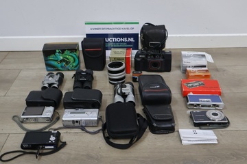Afbeelding van Mix van verrekijkers, fotocamera's en een lens