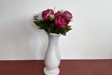 Afbeelding van Witte marmeren vaas met kunstbloemen  (**1)