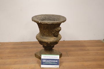 Afbeelding van Grote Vintage Stenen Bloempot voor Buiten