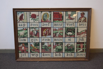 Afbeelding van Naaldkunst: Hoogeveens leesplankje geborduurd.