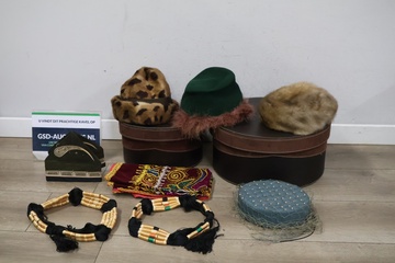 Afbeelding van Mix van traditionele hoofddeksels en kleed 8 stuks