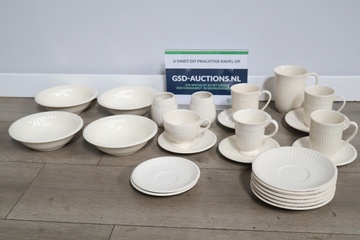 Afbeelding van Wedgwood servies met bordjes, kommen, en bekers 25 stuks