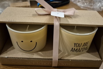 Afbeelding van Set van 2 vrolijke geurkaarsen