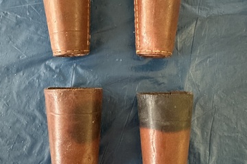 Afbeelding van Set van 4 leren / lederen dobbelbekers.    De dobbelbekers z