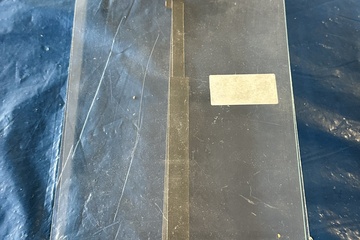 Afbeelding van vintage fotolijst / fotostandaard met metalen rozenornament.