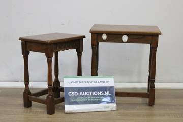 Afbeelding van Set van 2 Antieke Bijzettafels''