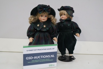 Afbeelding van Set van twee porseleinen poppen