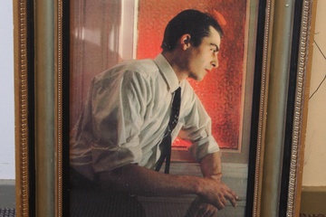 Afbeelding van Ingelijste poster van een prachtige man!''