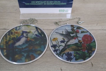 Afbeelding van Set van 2 Rond Glazen Hangornamenten met Vogelmotief