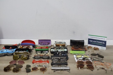 Afbeelding van Mix van brillen en zonnebrillen 40 stuks