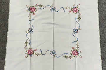 Afbeelding van Geborduurd Kleed / Tafelkleed – Bloemenrand – 82 x 82 cm