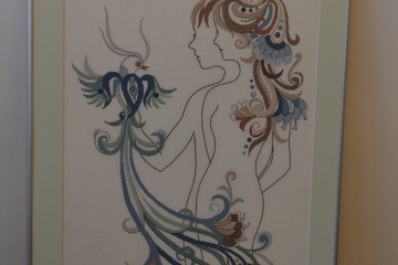 Afbeelding van Naaldkunst. Geborduurd kunstwerk van Vrouw met vogel.''