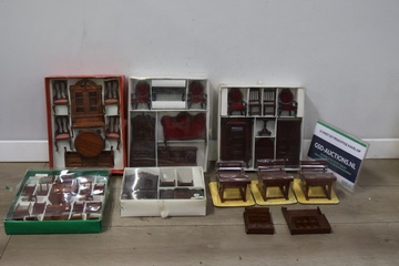 Afbeelding van Mix van miniatuurmeubels voor poppenhuis