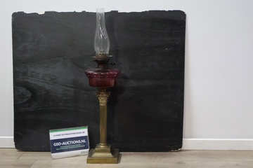 Afbeelding van Antiek Victoriaanse Olielamp met Rood Glaswerk & Messing