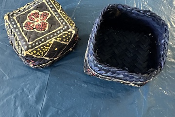 Afbeelding van handgevlochten sierdoosje met deksel in donkerblauw/zwart me