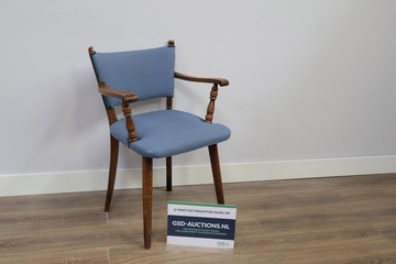 Afbeelding van Vintage Houten Armstoel met Blauwe Zitting