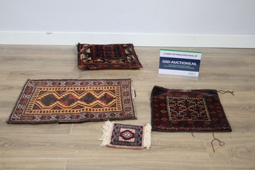 Afbeelding van Set van vier kleine traditionele kleden