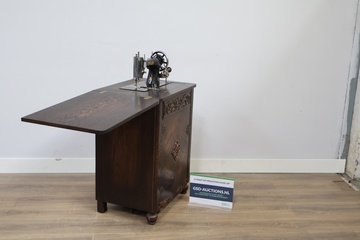 Afbeelding van Antieke naaimachine met houten tafel