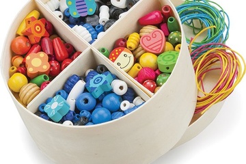 Afbeelding van Houten Rijgkralen in Doos - 640 Gekleurde Kralen + 8 Veters