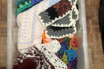 Afbeelding van Grote plastic kist met gehaakte spullen – diverse items (onb