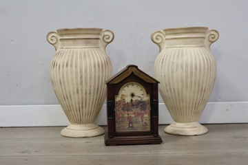 Afbeelding van Tafelklok met een set aardewerk vazen