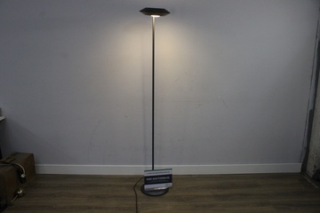 Afbeelding van Modern Zwart Metalen Vloerlamp