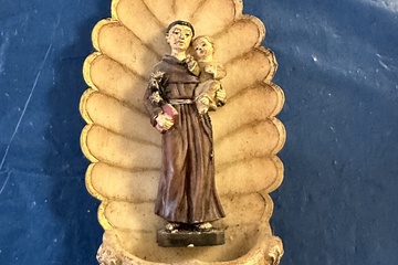 Afbeelding van religieus wijwaterbakje voor wandmontage met een beeldje van