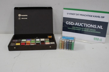 Afbeelding van Zwart Husqvarna Garendoosje Vol met Garen