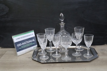 Afbeelding van Kristallen Karaf met wijnglazen op een dienblad'