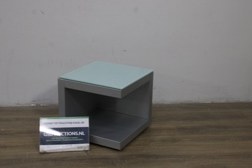 Afbeelding van Grijze Kubus Bijzettafel met Matglazen Blad