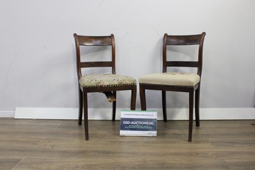 Afbeelding van Set van 2 Antiek Houten Stoelen met Bloemmotief''