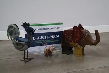 Afbeelding van Metalen beeldjes van een olifant, kat en een haan