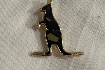 Afbeelding van Goudkleurige Kangoeroe Broche – Zwart Detail – ca. 4 cm    P