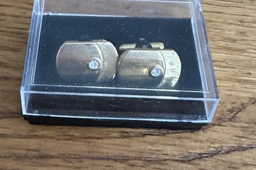 Afbeelding van Goudkleurige manchetknopen met ingelegd steentje    Stijlvol