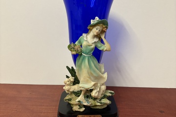 Afbeelding van Blauwe vaas met porseleinen beeld Elio collectie