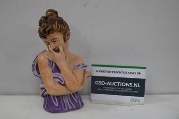 Afbeelding van Handgemaakt Beeld van Jonge Vrouw in Paarse Jurk