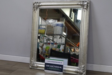 Afbeelding van Spiegel in Zilverkleurige Lijst