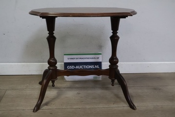 Afbeelding van Klassieke houten bijzettafel