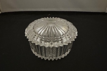Afbeelding van Vintage geslepen glazen doosje met deksel – decoratief / opb