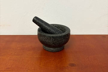Afbeelding van Een granieten vijzel met stamper (N-1)