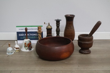 Afbeelding van Mix van kandelaars, houten kom, bellen en vijzel met stamper