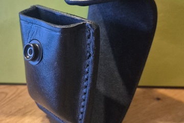 Afbeelding van zwarte leren aansteker houder voor om de broekriem