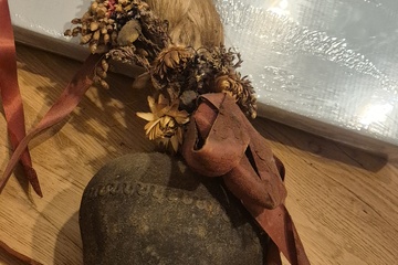 Afbeelding van Koebel met touw van haar