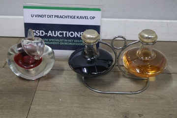 Afbeelding van Set sherry karaffen in metalen houder en Glazen appel object