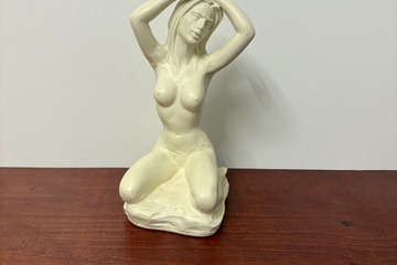 Afbeelding van Sculptuur, beeld van een  "Zittende naakte handen op hoofd"