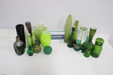 Afbeelding van Verzameling van 19-Stuks Decoratief Groen Glaswerk