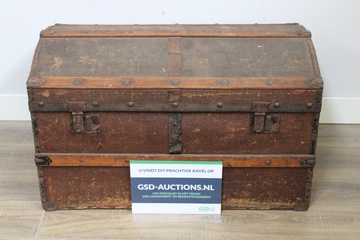 Afbeelding van Oude houten kist met metalen beslag