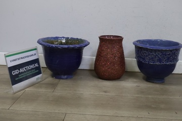 Afbeelding van Set van 2 Blauwe Bloempotten & 1 Rode Vaas