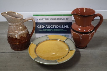 Afbeelding van Set van 3 Stuks Portugees Aardewerk (2 Kannen & 1 Bord)