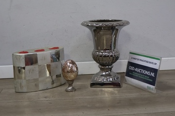 Afbeelding van Zilverkleurige vaas, kandelaar en ei op voet